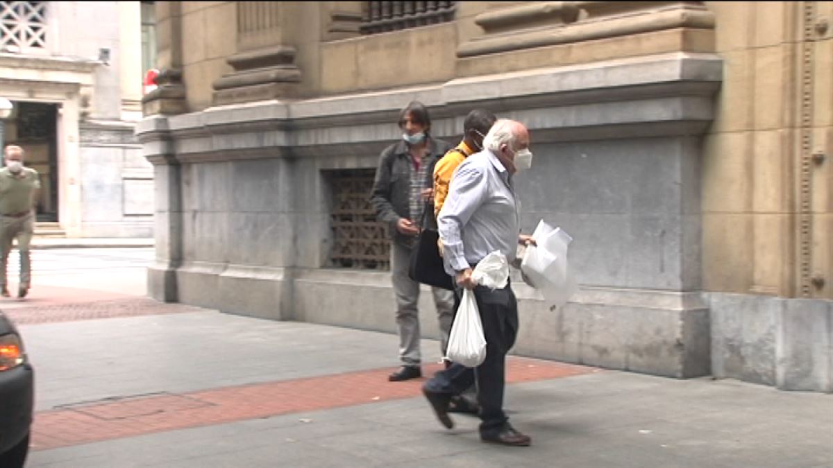 Un hombre lleva sacos llenos de pesetas para cambiar a euros en Bilbao