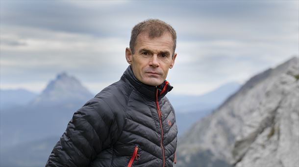 El montañero Alberto Iñurrategi presenta la serie documental "Natura Bizia"