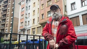 Bilboko Apezpikutzak gaixo dagoen pentsiodun bat etxegabetu nahi duela salatu dute