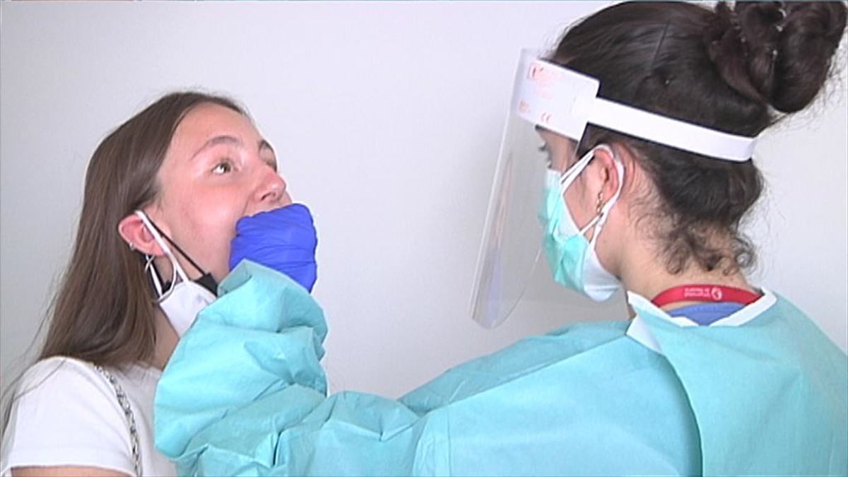 Enfermera realizando un test de diagnóstico.