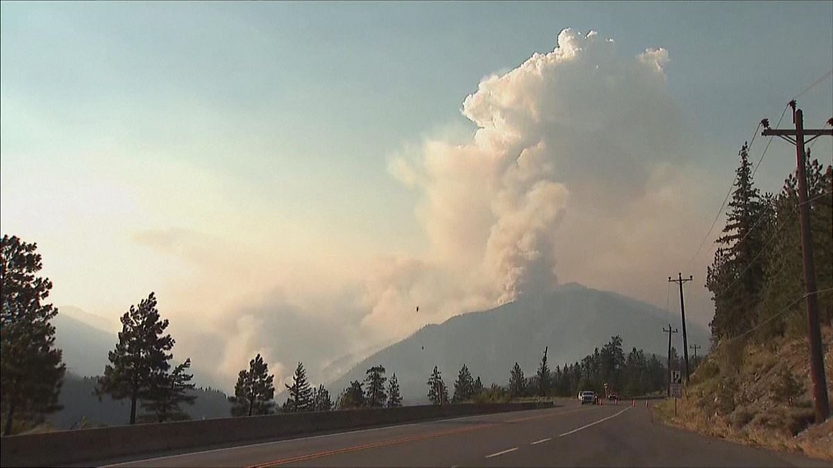 Incendio en un monte de Canadá. Captura de imagen de un vídeo de EITB Media.