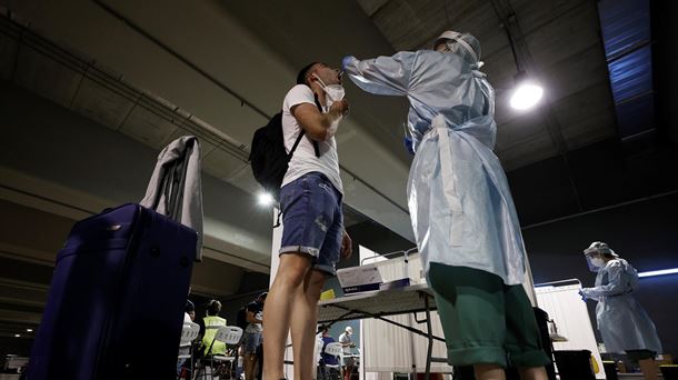 Una persona realizándose una prueba PCR en Pamplona. Foto: EFE. 