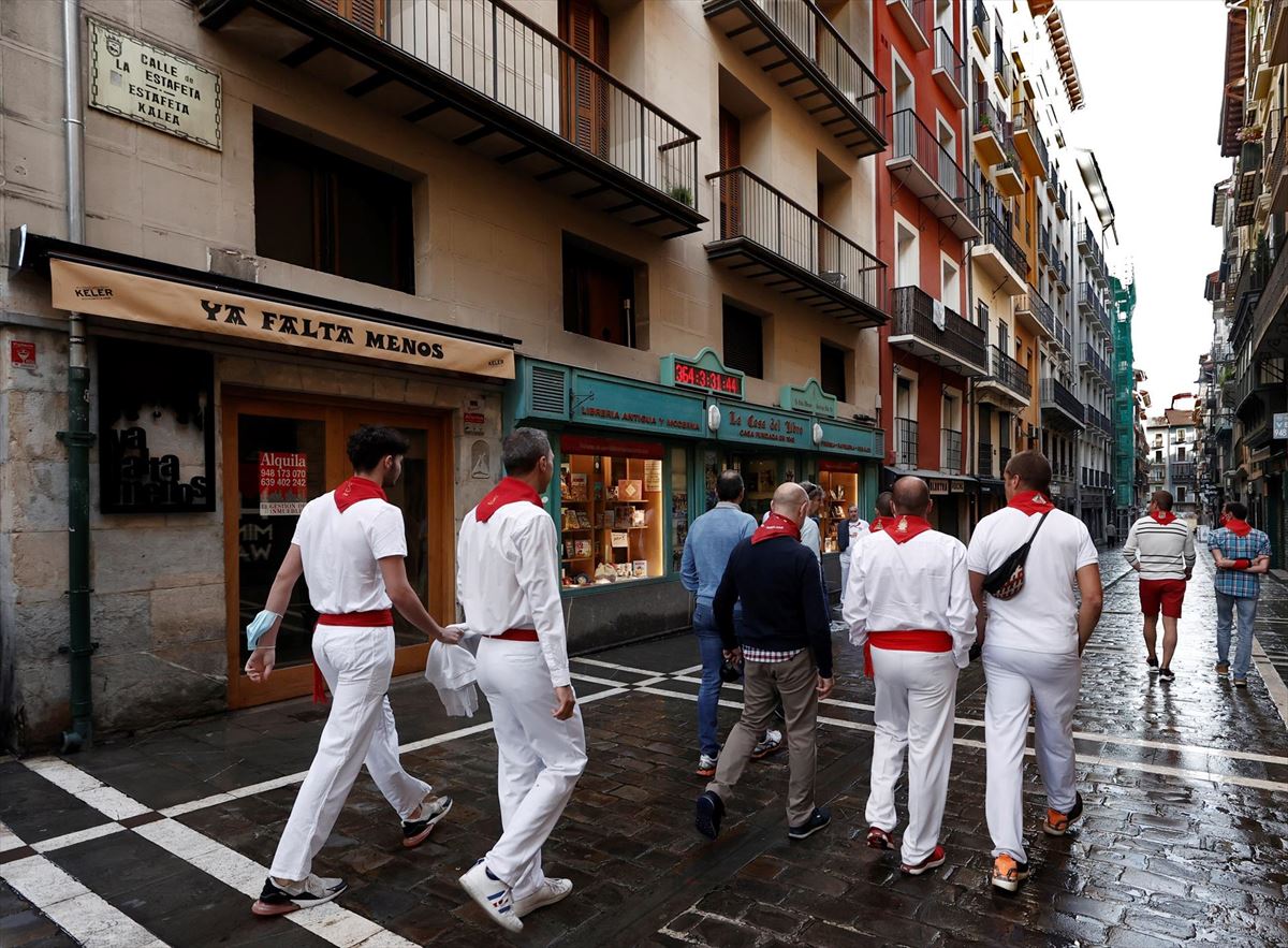 Varias personas caminan por una calle de Pamplona. 