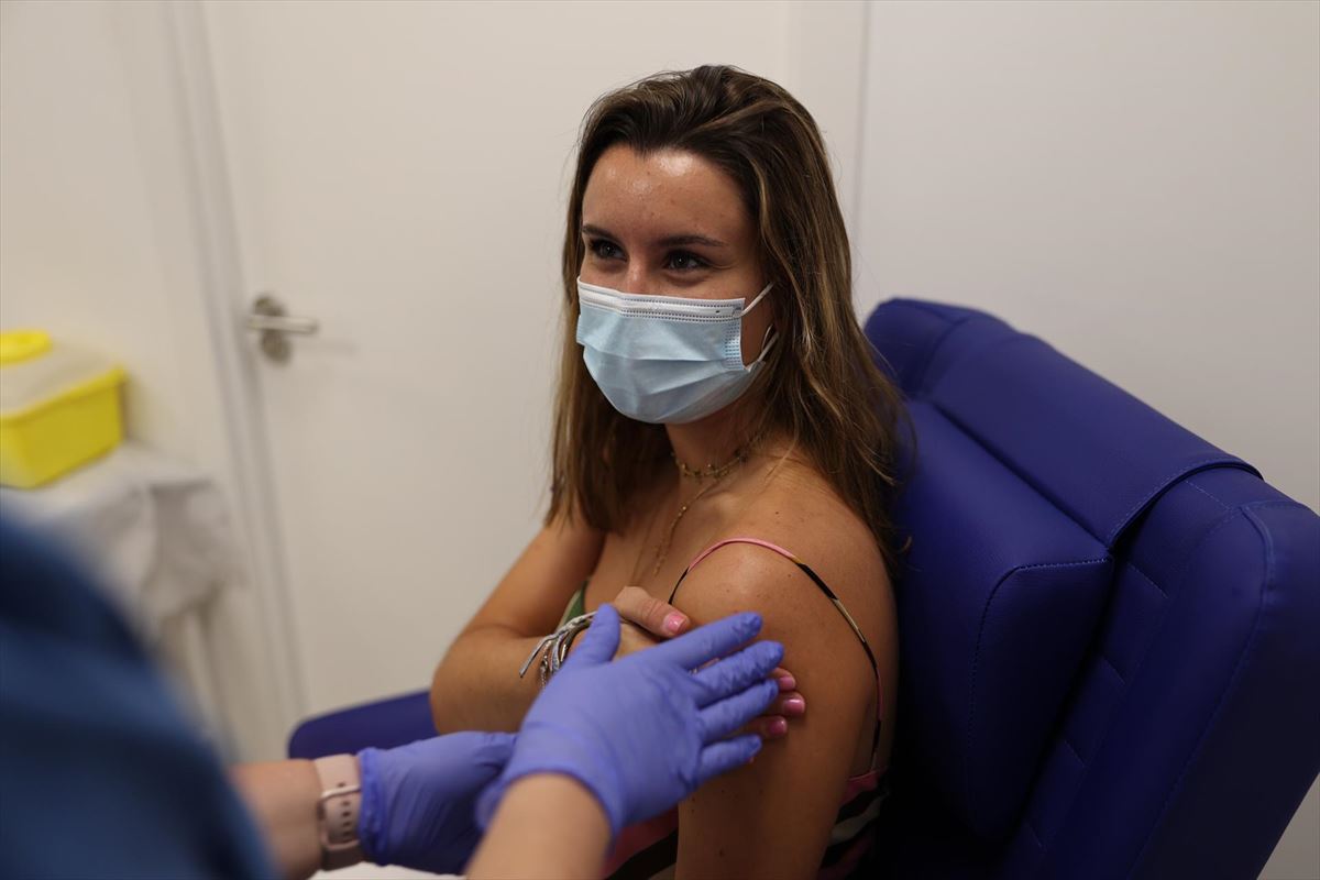 Una estudiante siendo vacunada contra la covid-19. Foto: EFE