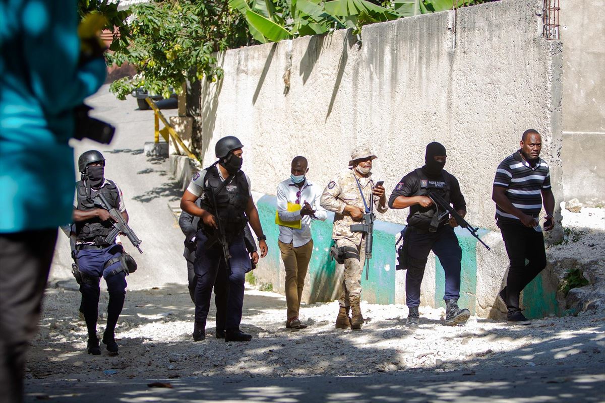 Agentes policiales cerca de la casa del asesinado presidente haitiano, Jovenel Moise. Foto: EFE