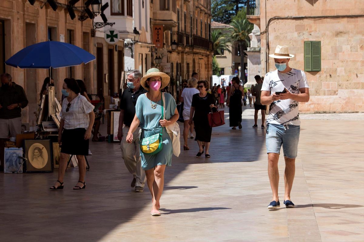 Dos turistas pasean por Menorca. 