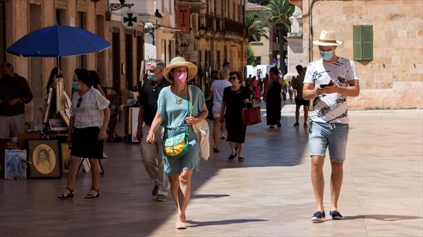 Dos turistas pasean por Menorca. 