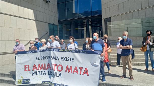 Concentración de ASVIAMIE frente al Palacio de Justicia de San Sebastián. Foto: IU Gipuzkoa.