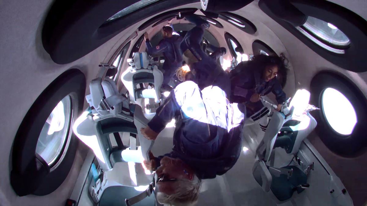 Richard Branson en el avión espacial. Foto: EFE