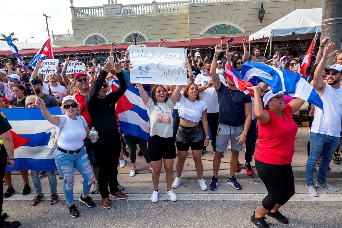 Concentración de apoyo en Miami (Florida, EE. UU.) a las protestas de Cuba. Foto: EFE