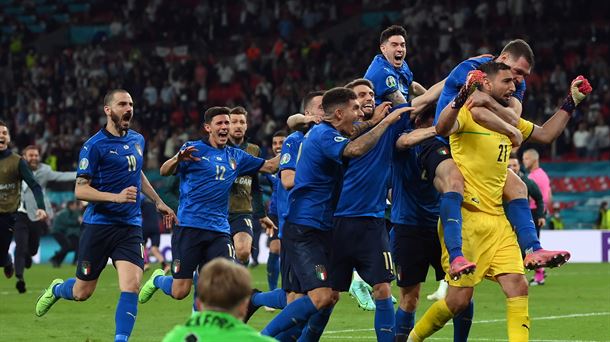 Los jugadores italianos celebran el triunfo ante Inglaterra.