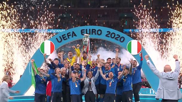 La selección de Italia con la copa de campeona
