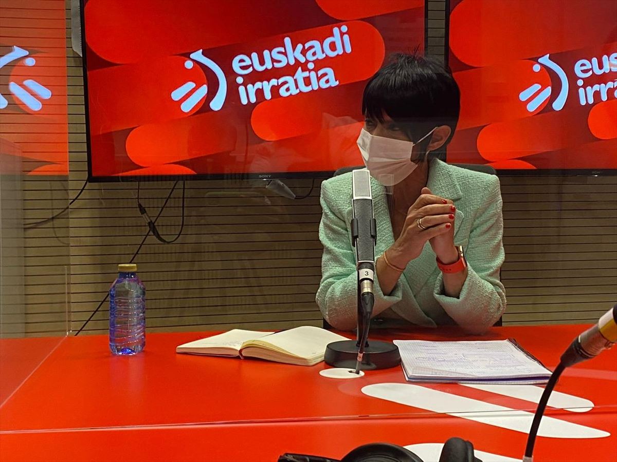 Madallen Iriarte en los estudios de Euskadi Irratia. 