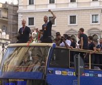 La selección italiana celebra el título de la Eurocopa por las calles de Roma