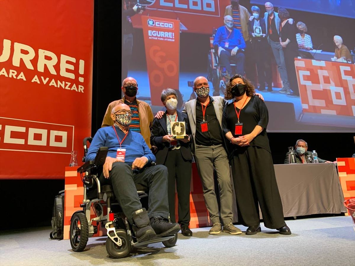 Bengoa, en silla de ruedas, acompañado de Sordo y García en una entrega de premios.