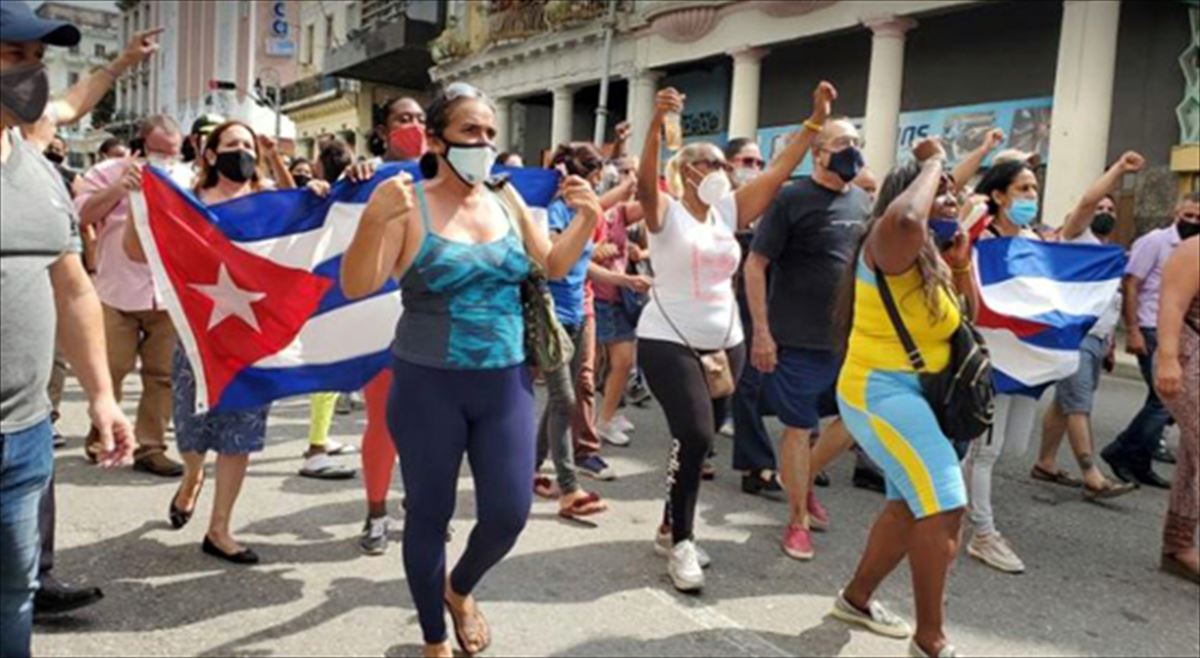 Hamarnaka pertsona kalera irten dira Kuban blokeoaren aurkako protestetan. Argazkia: Euskadi-Cuba.