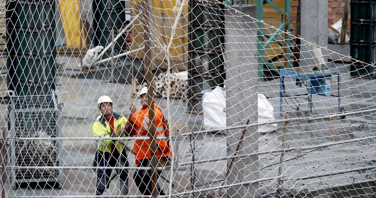 Trabajadores en una construcción de Bilbao. Foto de archivo: EFE