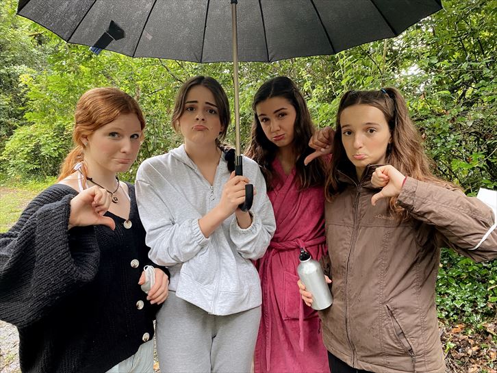 Iraia (Malen Azpirotz), Maddi (Dánae Riaño), Enara (Aitziber Errazkin) eta June (Lorea Intxausti)