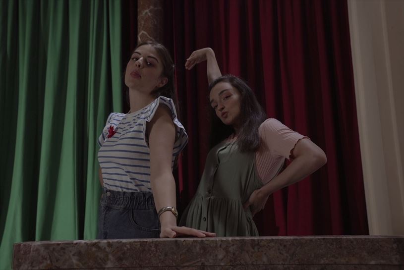 Maddi (Dánae Riaño) eta Zuri (Maria Redondo)