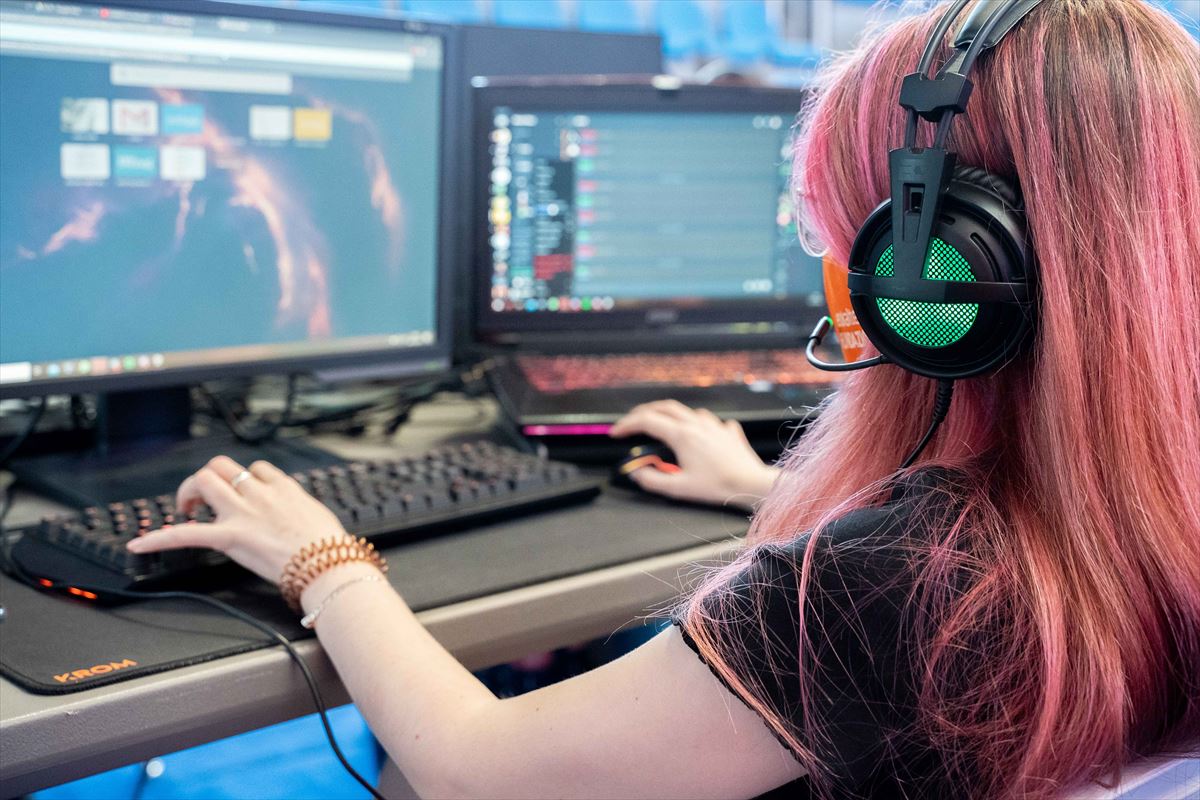 Una chica jugando a videojuegos. 