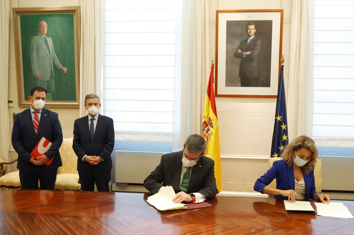 El alcalde de Bilbao y la ministra de Transportes. Foto: EFE