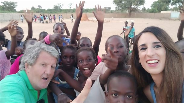 La reportera Joana Etxabe visita Dakar en "Vascos por el Mundo"