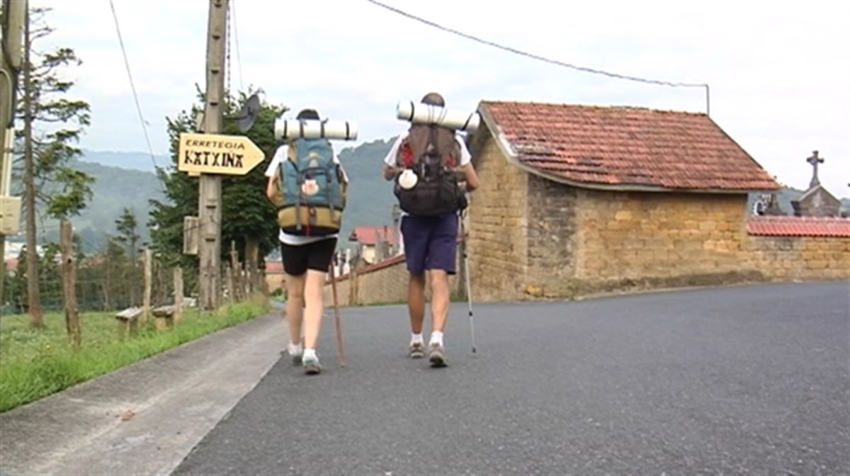 Dos personas realizan el Camino de Santiago en una foto de archivo de EITB Media.