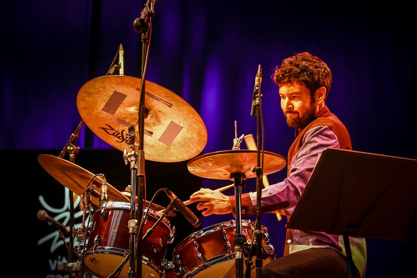 Concierto del Thumberscrew Trio en el Iradier Arena. Tomas Fujiwana, batería