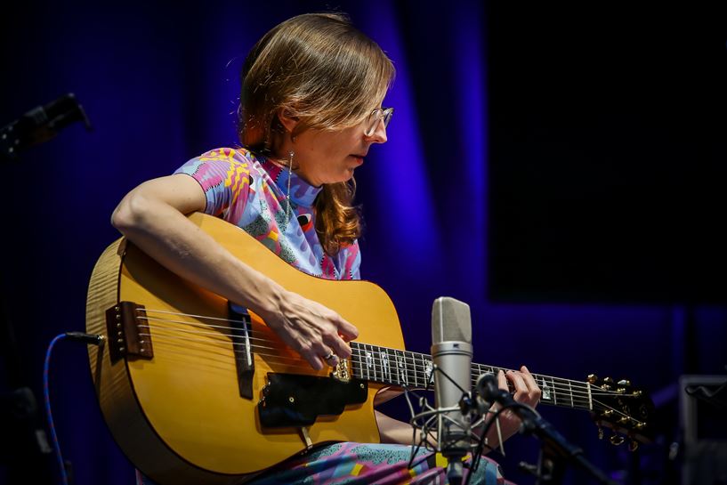 Festival de Jazz de VG , 15 de julio. Concierto del Thumberscrew Trio en el Iradier Arena. Mary Halvorson, guitarra. Foto: EITB Media