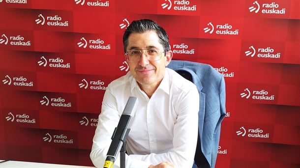 Joxe Mari Aizega, director del BCC, en estudios de Radio Euskadi

