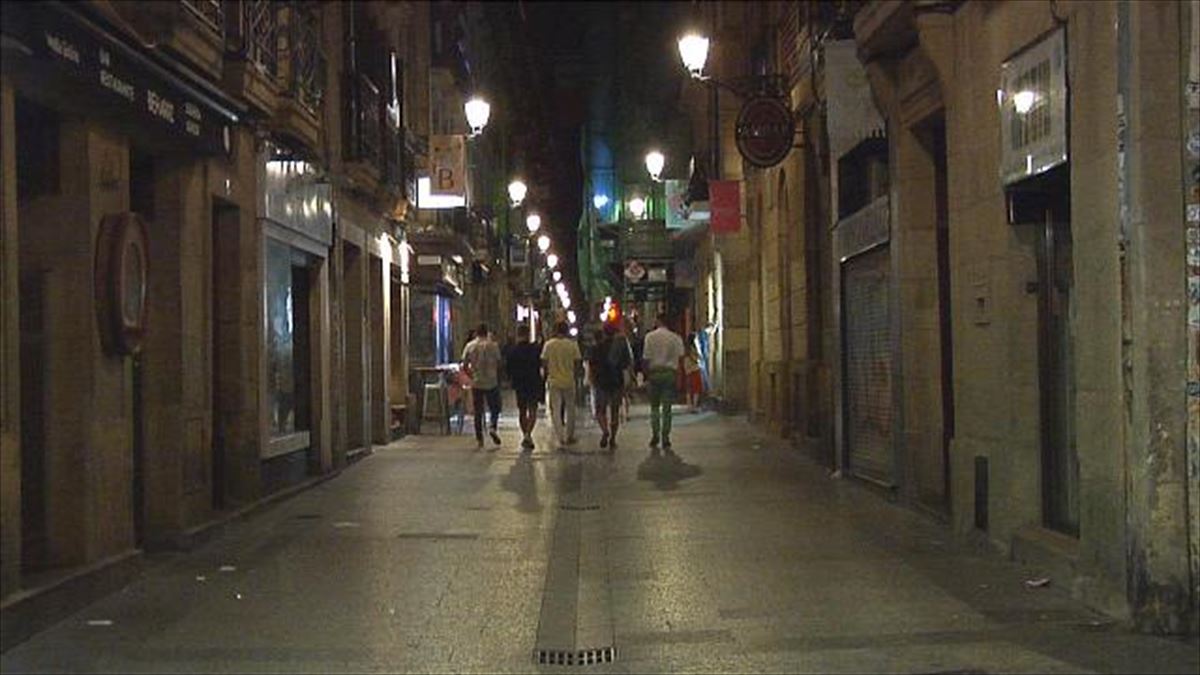 Una calle de San Sebastian, esta noche. Imagen obtenida de un vídeo de EiTB Media