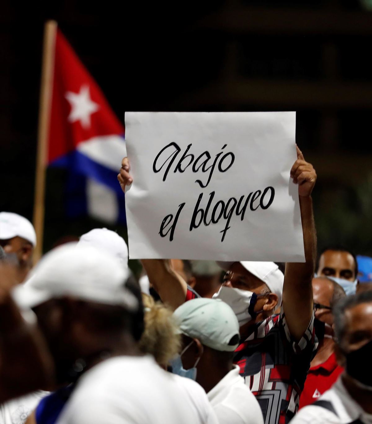 Una persona sujeta un cartel contra el bloqueo estadounidense en La Habana (Cuba). Foto: EFE