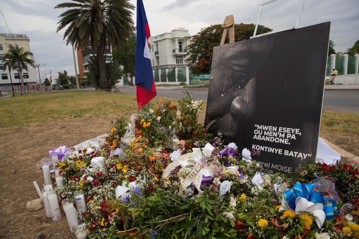 Un altar con flores como homenaje al presidente Jovenel Moise. Foto: EFE