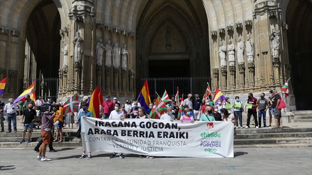 Concentración en Vitoria-Gasteiz ''contra la impunidad franquista''. Foto: EH Bildu