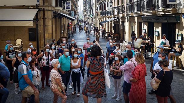 Varias personas en las calles de San Sebastián