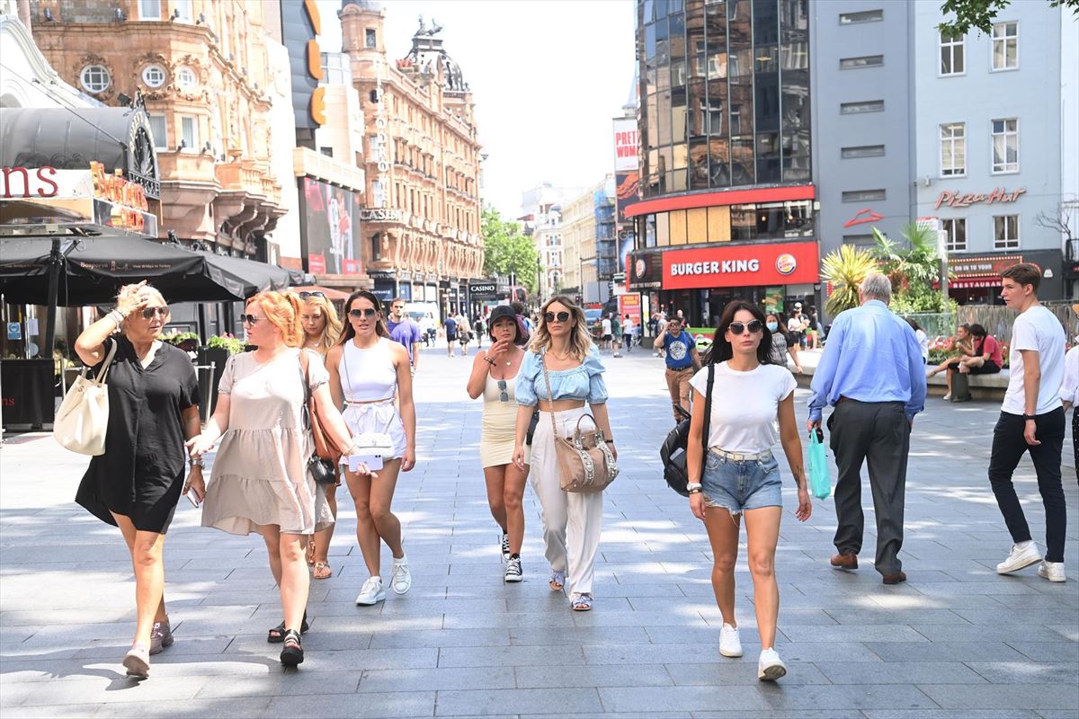 Peatones caminan por el centro de Londres.