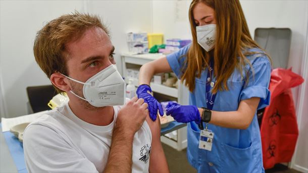 Un joven recibe una dosis de la vacuna contra la covid-19. Foto de archivo: EFE