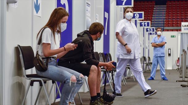 Jóvenes esperando a ser vacunados en La Casilla, en Bilbao. Foto: EFE