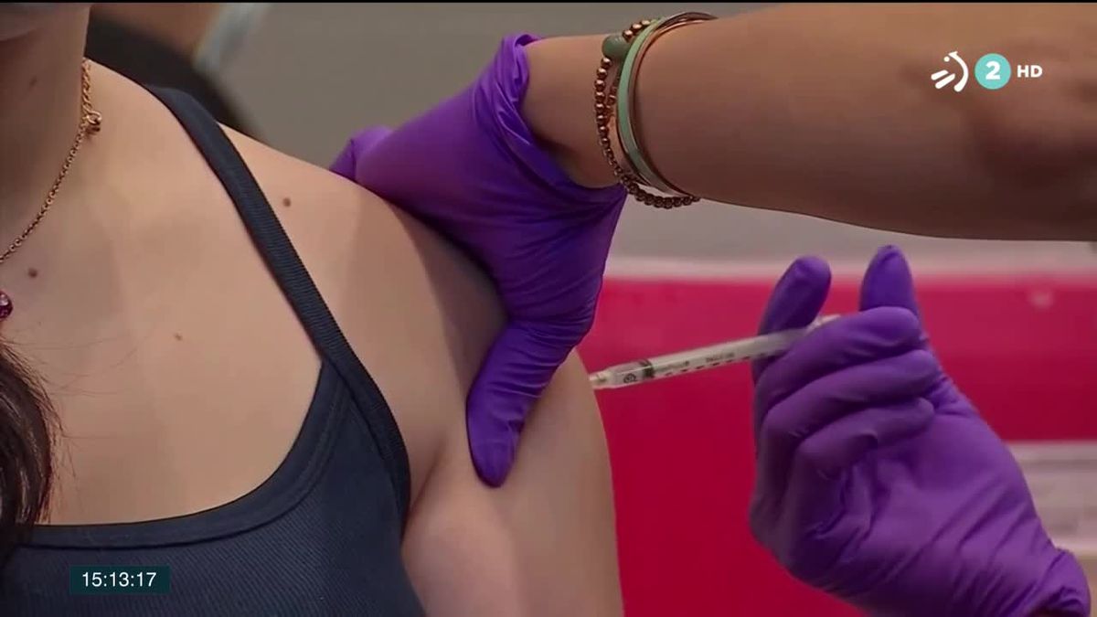 Una joven recibe la vacuna conta el coronavirus