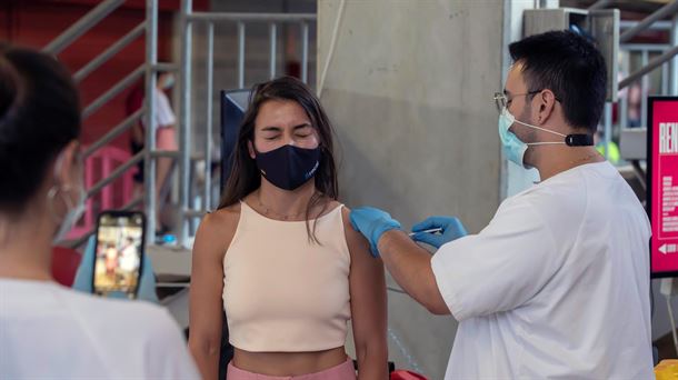 Una joven, en el momento de ser vacunada contra la covid-19.