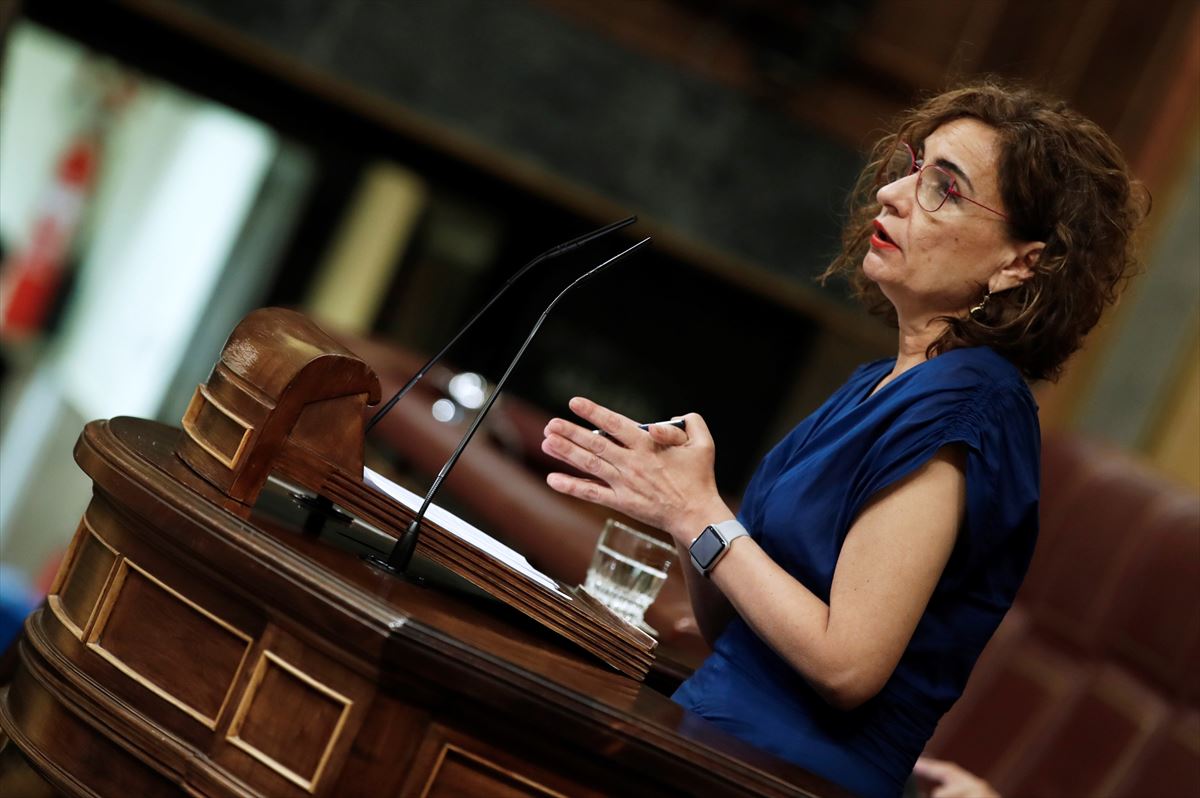 María Jesús Montero durante su defensa ante el pleno del Congreso.