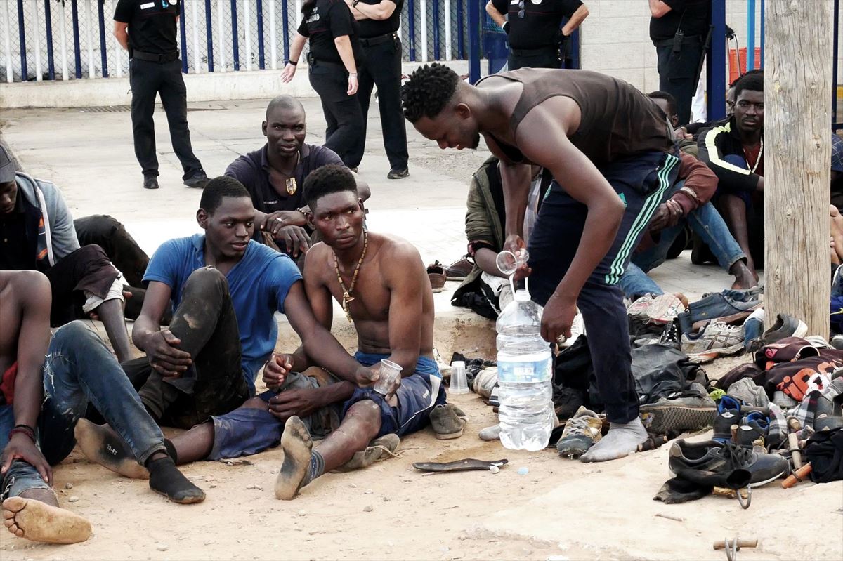 Personas migrantes en Melilla. Foto de archivo: EFE