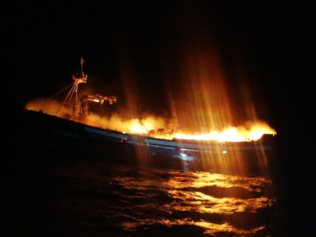 El barco incendiado durante la madrugada del viernes.