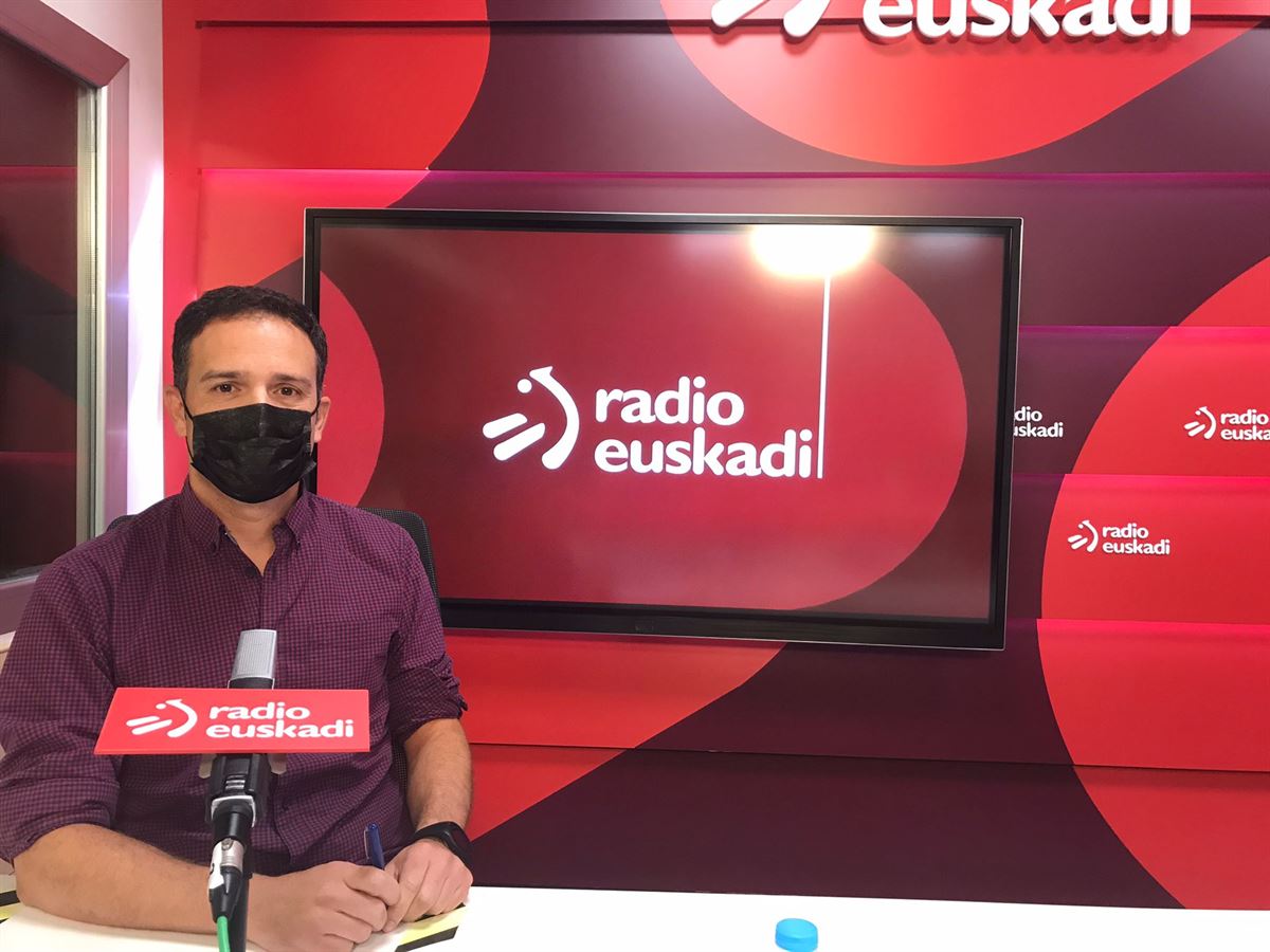 Mitxel Lakuntza, Radio Euskadiko estudioetan. 