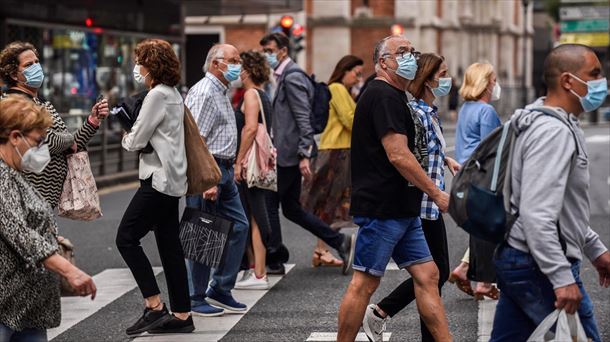 Varias personas en la calle.