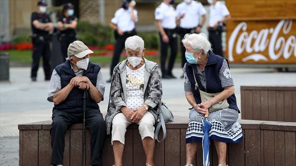 Varias personas charlando en la calle con mascarilla en Donostia. Foto: EFE.