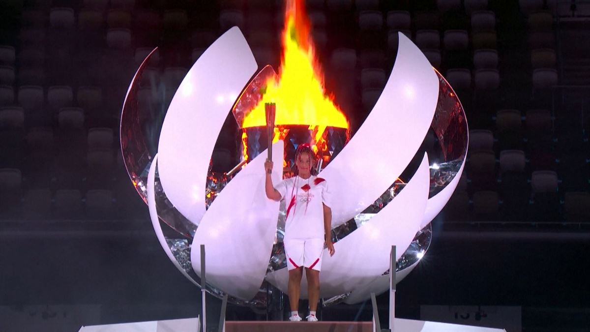 La tenista Naomi Osaka enciende el pebetero olímpico. Foto: EFE