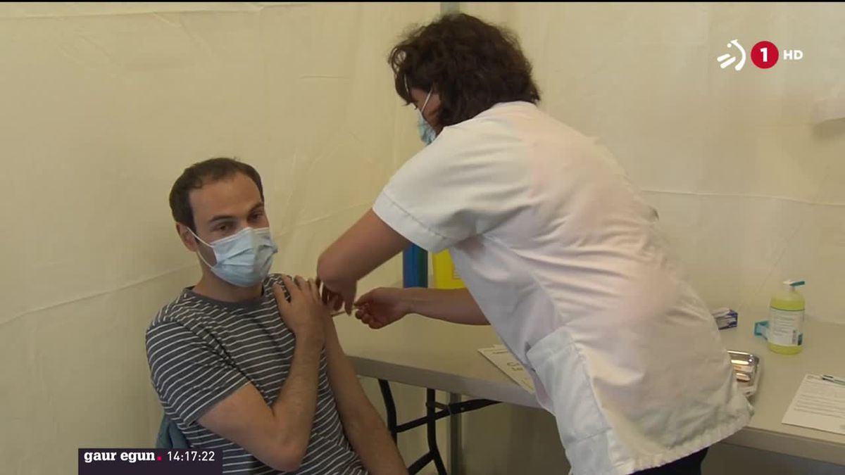 Un joven se vacuna contra la covid-19