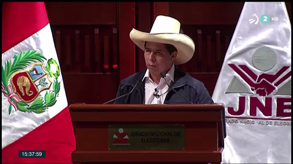 El izquierdista Pedro Castillo recoge el acta como ganador de las elecciones de Perú