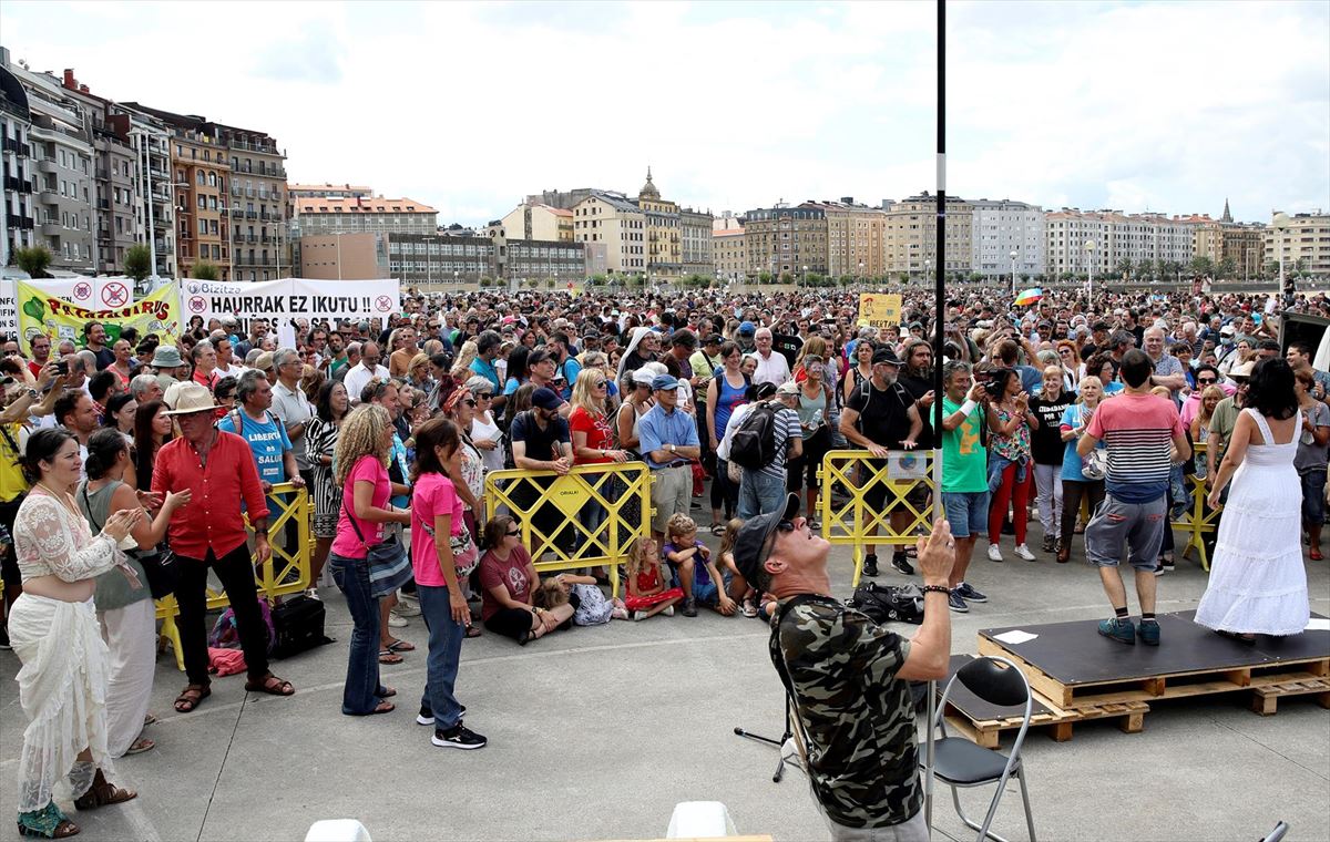 Manifestación negacionista en Donostia-San sebastián. Foto: EFE